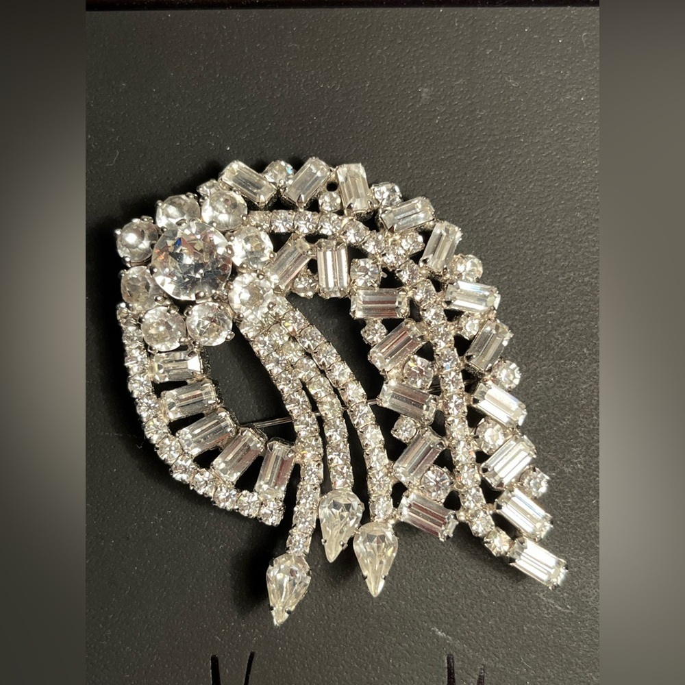ELEGANT VINTAGE WEISS 1950s ERA RHINESTONE Brooch 💎💎💎💎💎💎💎💎💎💎💎💎💎💎💎💎💎💎💎